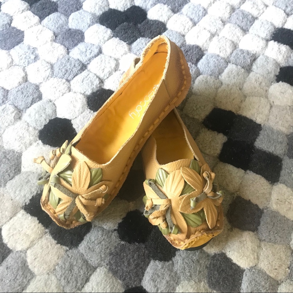 NWOT Socofy Futuristic Chunky Platform Flower Flats